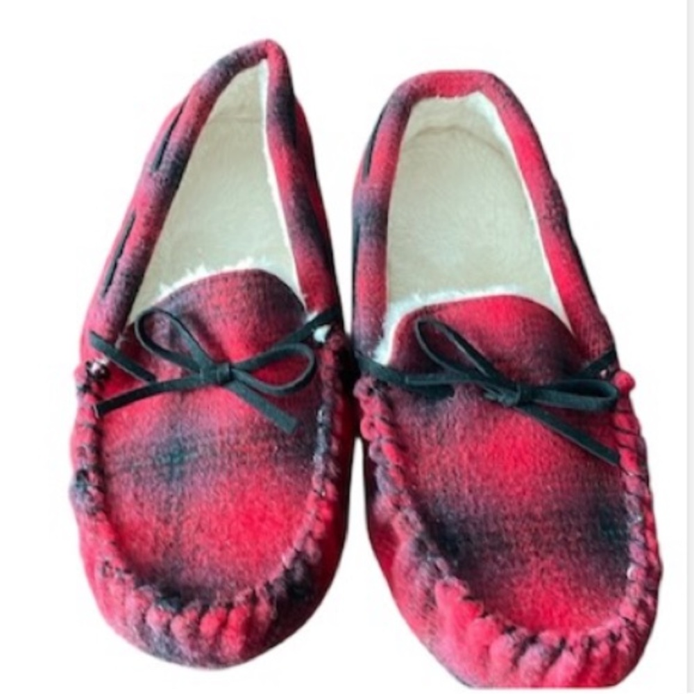 Women’s size 9/10 BearPaw red and black Sawyer Slipper